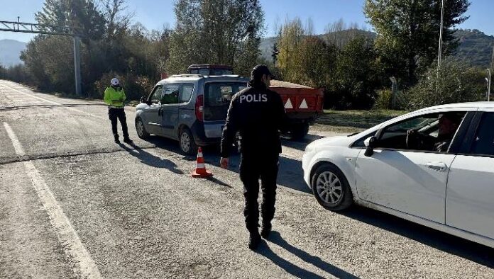 BİLECİK’TE GÖÇMEN KAÇAKÇILIĞINA KARŞI GENİŞ ÇAPLI DENETİM