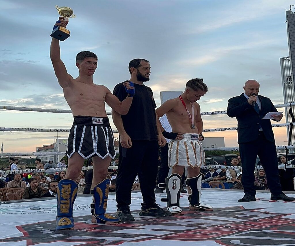 Denizli’deki kıck boks gala gecesinde Pazaryerispor kulübü rüzgârı esti!