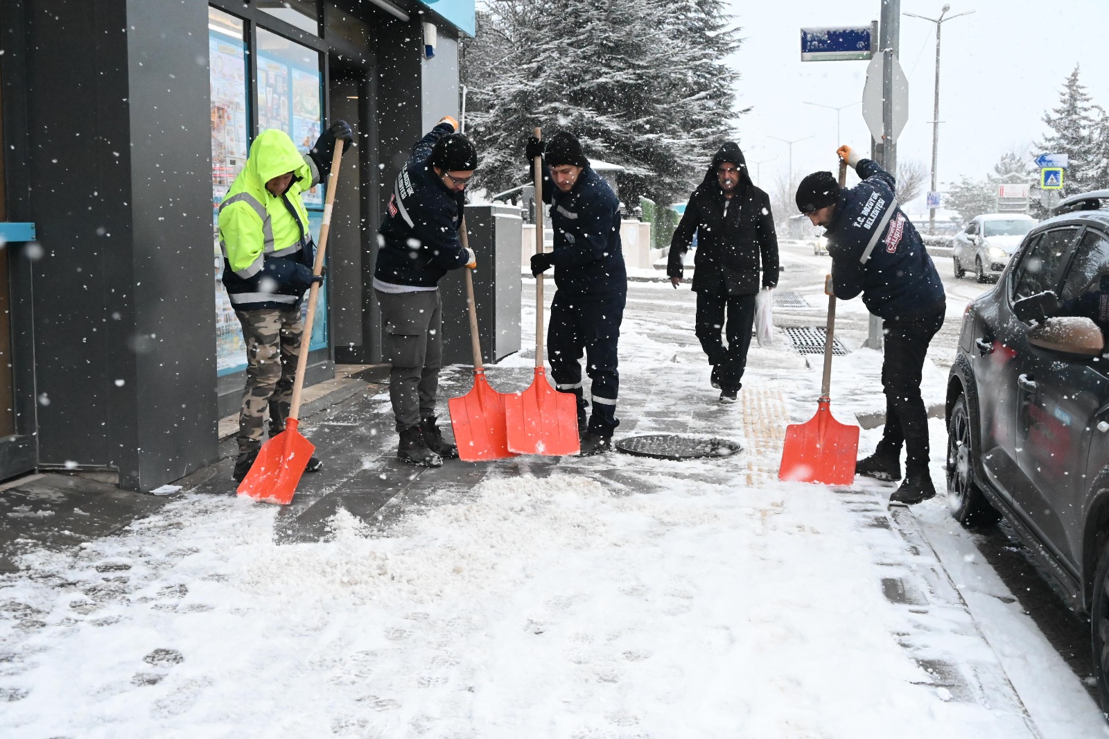 BOZÜYÜK BELEDİYESİ’NDEN KARLA MÜCADELEDE HIZLI VE ETKİN MÜDAHALE
