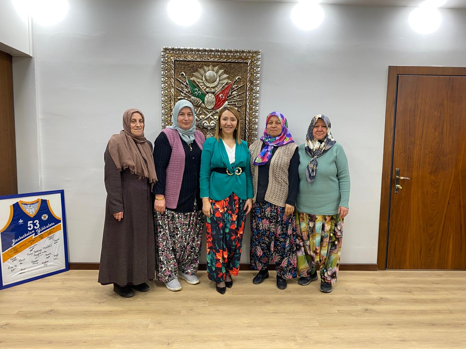 Pazaryeri’nde Şalvarlı Dayanışma: İlçe Kadınlarından Başkan Zekiye Tekin’e Anlamlı Ziyaret