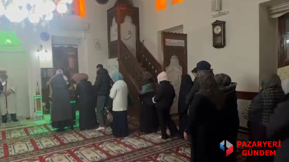 Pazaryeri’nde Kadir Gecesi’nde Sakal-ı Şerif’e Yoğun İlgi