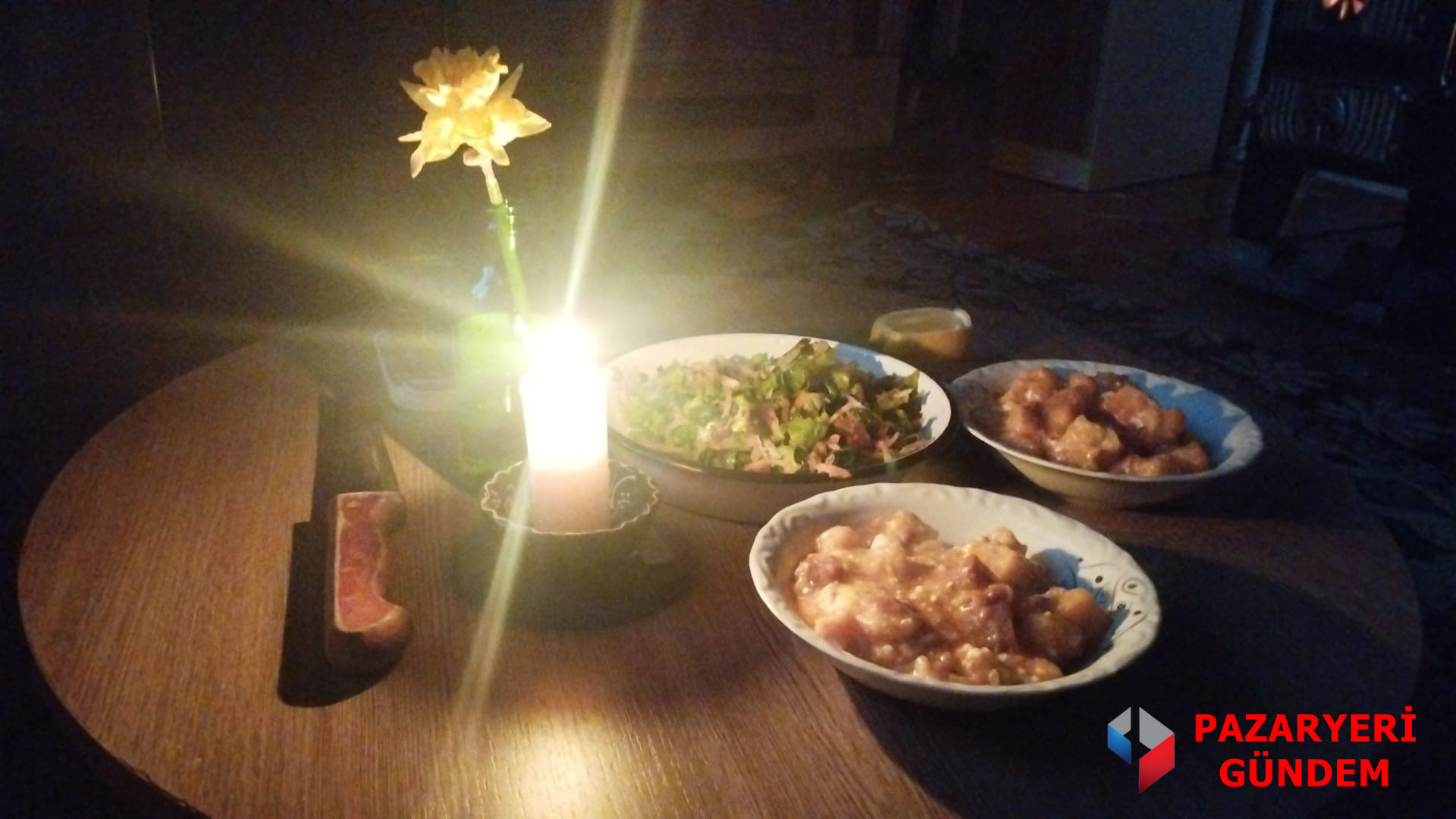 Pazaryeri’nde Elektrik Kesintisi Tepki Çekti: Köylüler Oruçlarını Mum Işığında Açtı