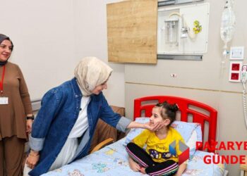 Şefkat Eli Hastane Koridorlarında: Zeynep Sözer’den Minik Yüreklere Moral Ziyareti