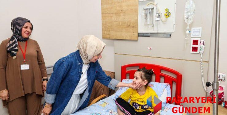 Şefkat Eli Hastane Koridorlarında: Zeynep Sözer’den Minik Yüreklere Moral Ziyareti
