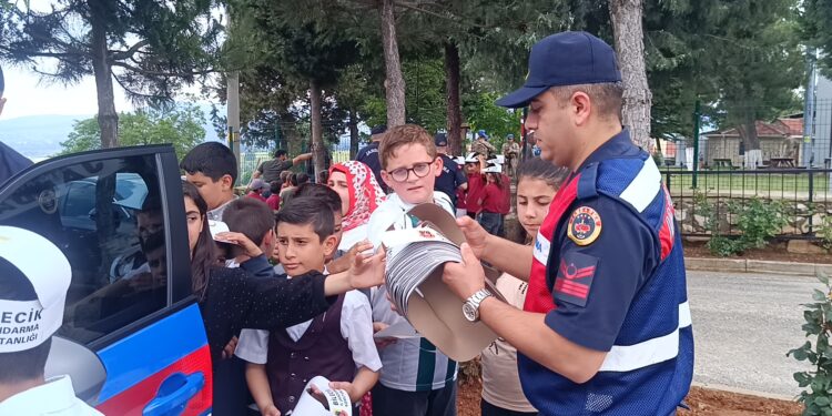 Pazaryeri’nde Jandarmadan Öğrencilere Unutulmaz Gün: Hem Eğitim Aldılar Hem Eğlendiler