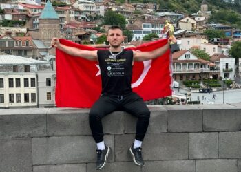 KABURGASI ÇATLADI, NAMAĞLUP RAKİBİNİ NAKAVT EDİP ŞAMPİYON OLDU