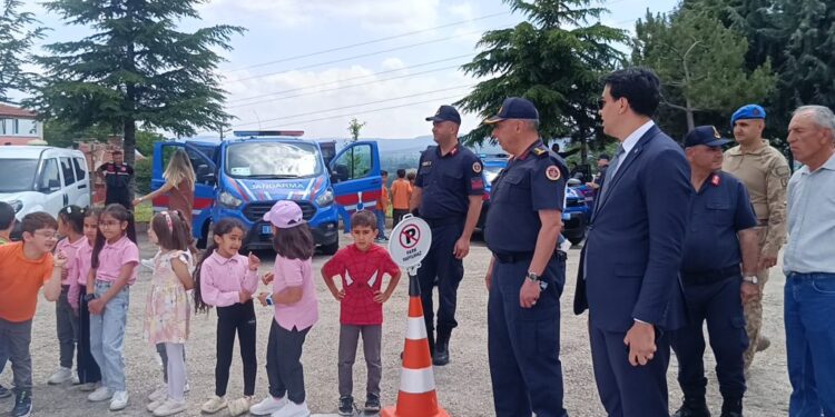 Jandarmanın Sirenleri Bu Kez Çocuklar İçin Çaldı