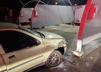 OTOMOBİL SÜRÜCÜSÜ AKARYAKIT İSTASYONUNUN YIKAMA ALANINA ÇARPTI: 4 YARALI