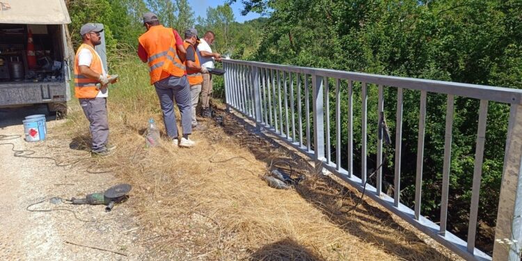 TEHLİKE SAÇAN KÖPRÜ KORKULUKLARI YENİLENDİ