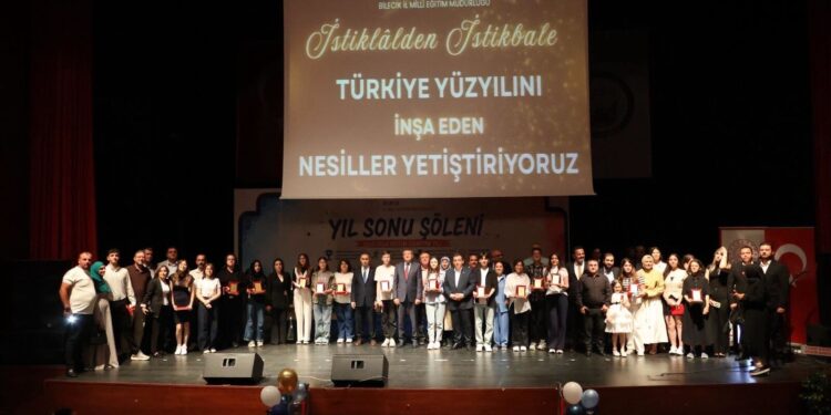 ‘EĞİTİM BAŞARI ÖDÜLLERİ TÖRENİ’ COŞKUYLA GERÇEKLEŞTİRİLDİ
