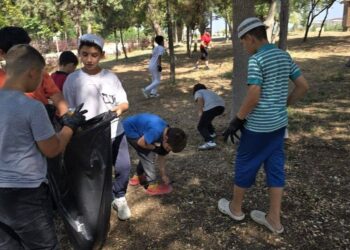 GENÇLER POŞET POŞET ÇÖP TOPLADI